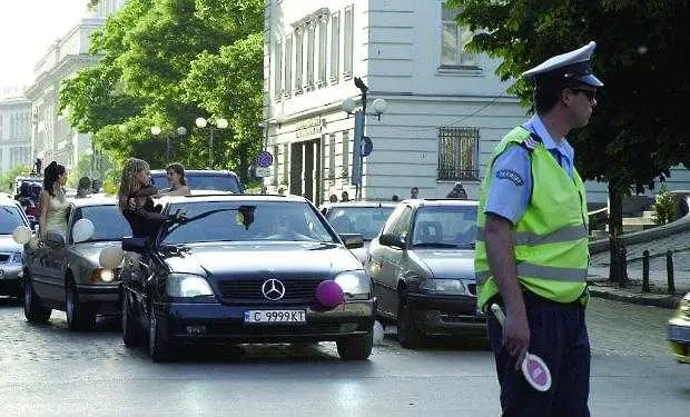 Засилени мерки в столицата, започват абитуриентските балове